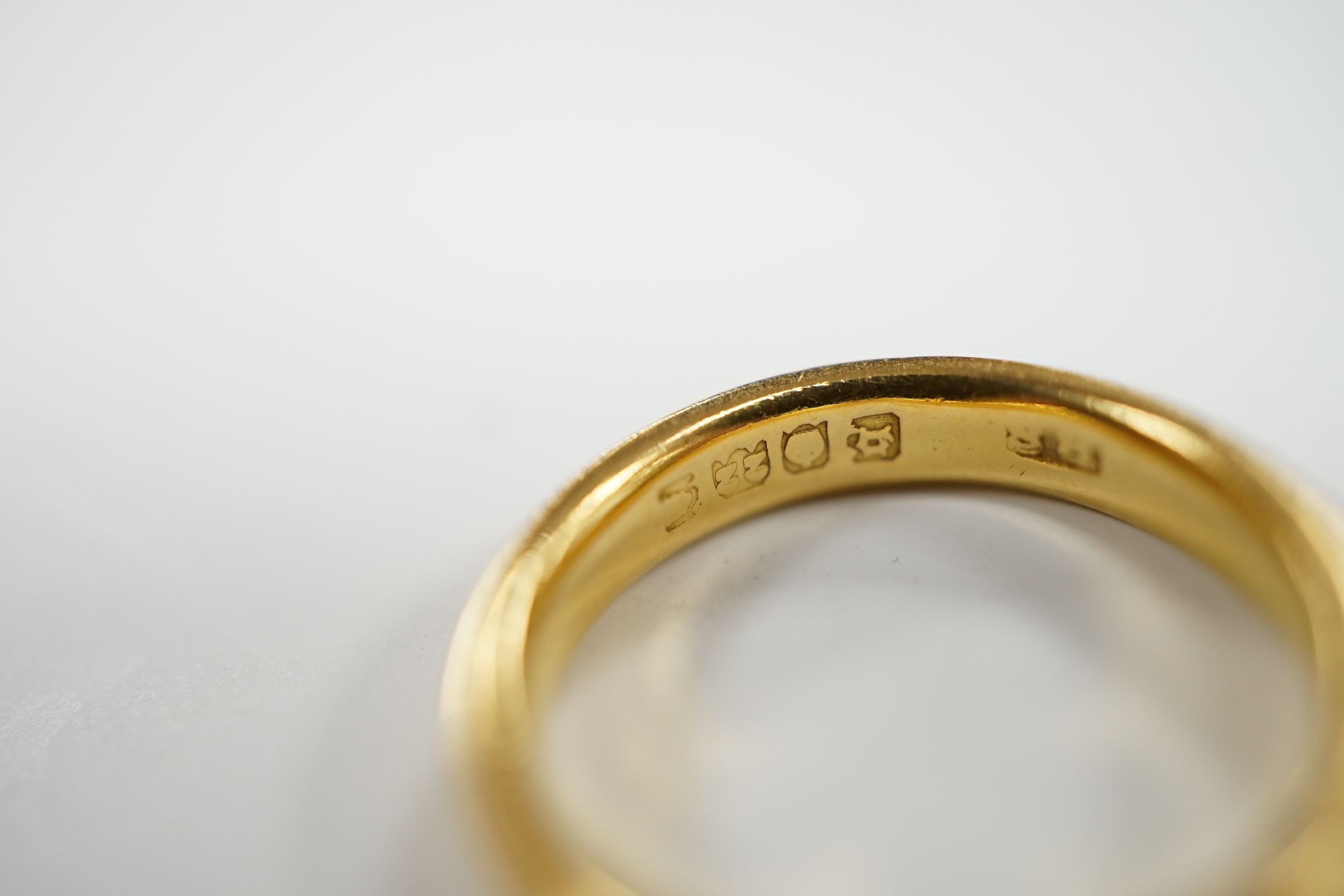 A George V 22ct gold wedding band, size H, 4.3 grams.